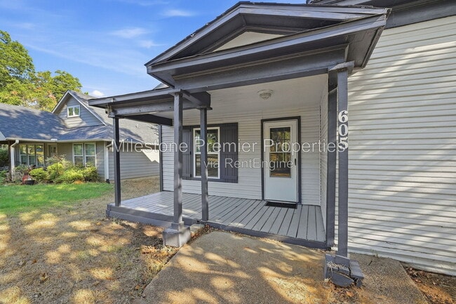 Building Photo - 605 E Woodard St