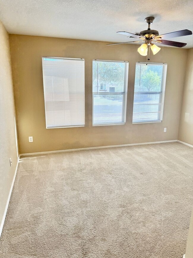 Building Photo - 3232 W Cavedale Dr