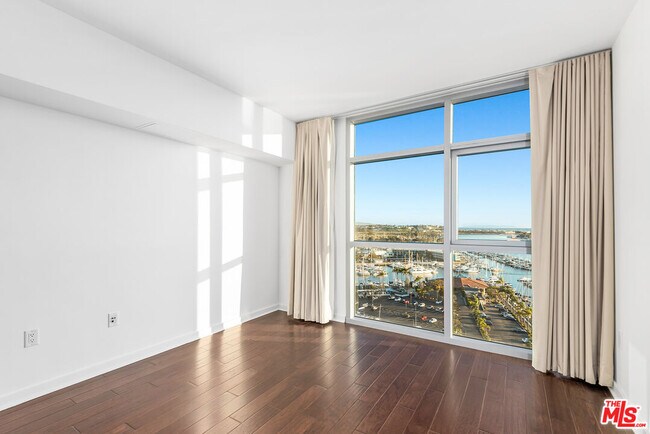 Building Photo - 13700 Marina Pointe Dr