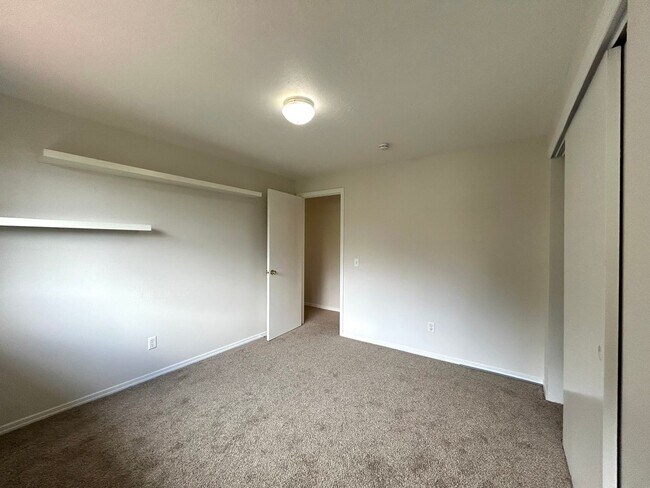 Building Photo - Large 4 Bed, 2.5 Bath House! Landscaping Included!