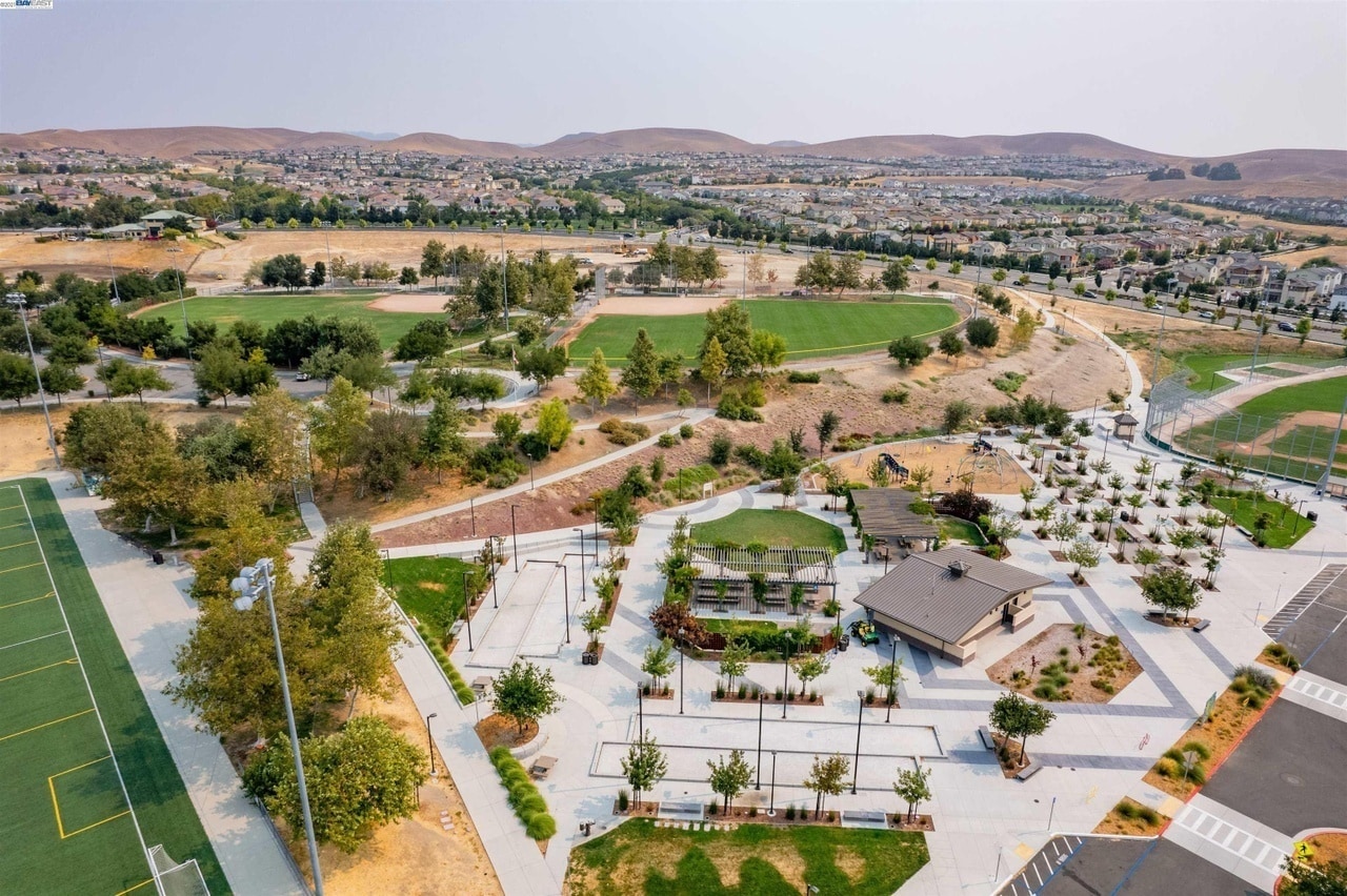 Building Photo - 2321 Central Pky