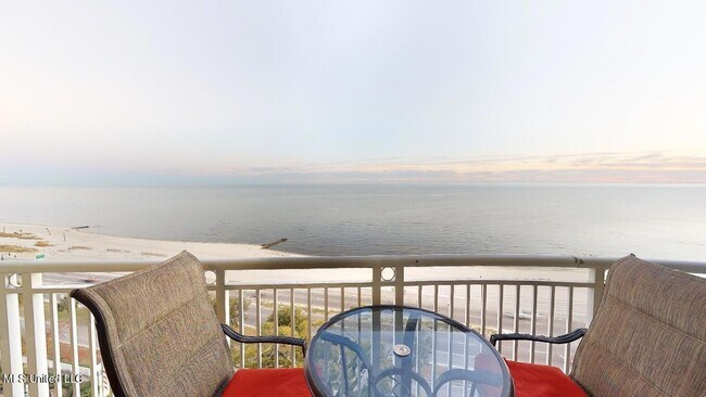 Building Photo - 2228 Beach Dr