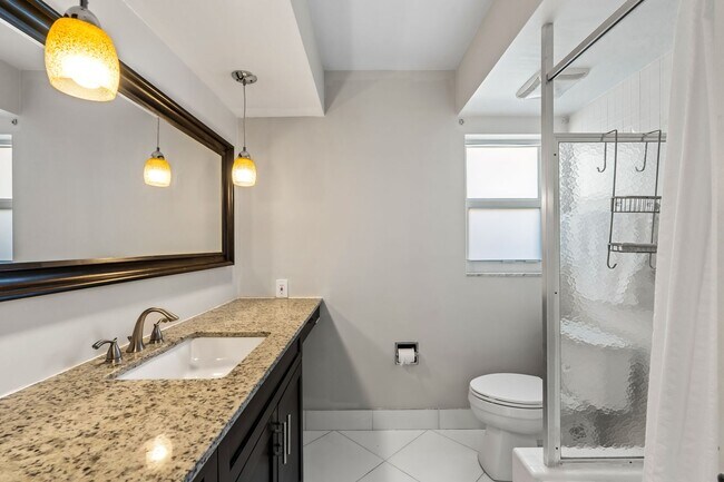 Building Photo - Single Family home on quiet street steps from the Intracoastal and Dining