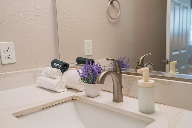 Building Photo - 1275 E University Dr