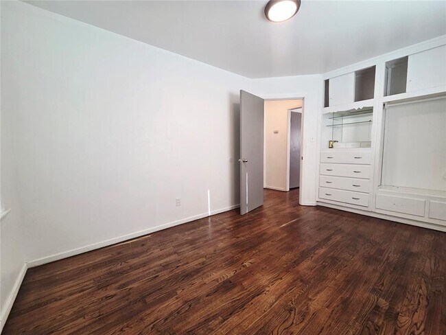 Building Photo - 3413 Willow Creek Dr