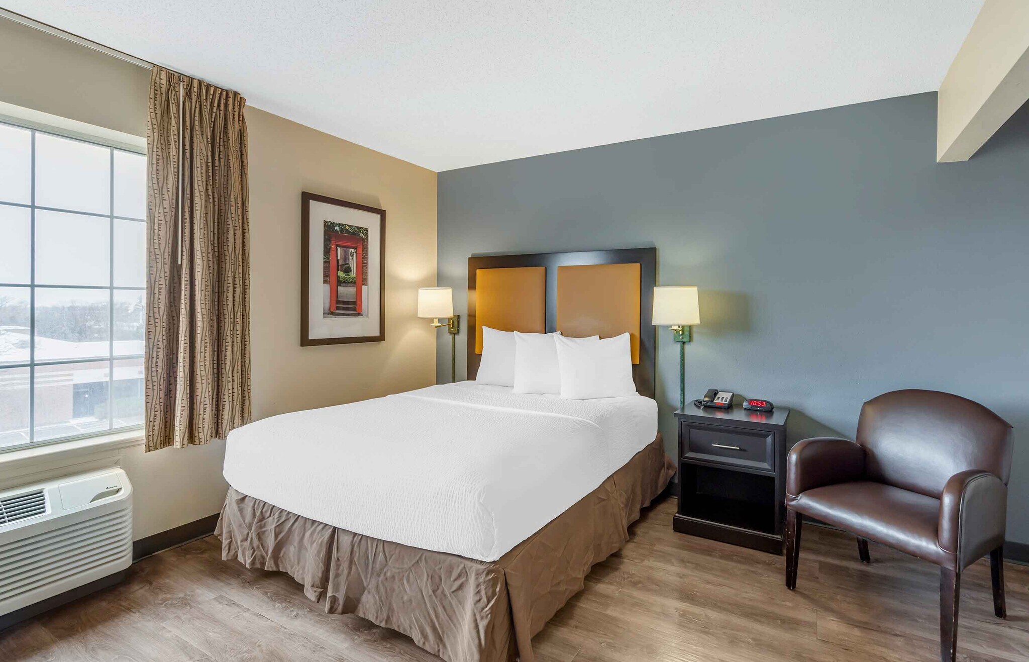 Building Photo - Furnished Studio-Chicago - Naperville - East