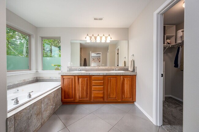 Building Photo - Spacious 4-bed Home with High Ceilings