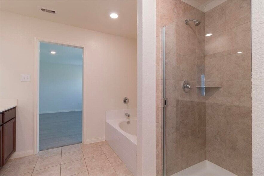 Building Photo - 15310 Albert Oak Dr