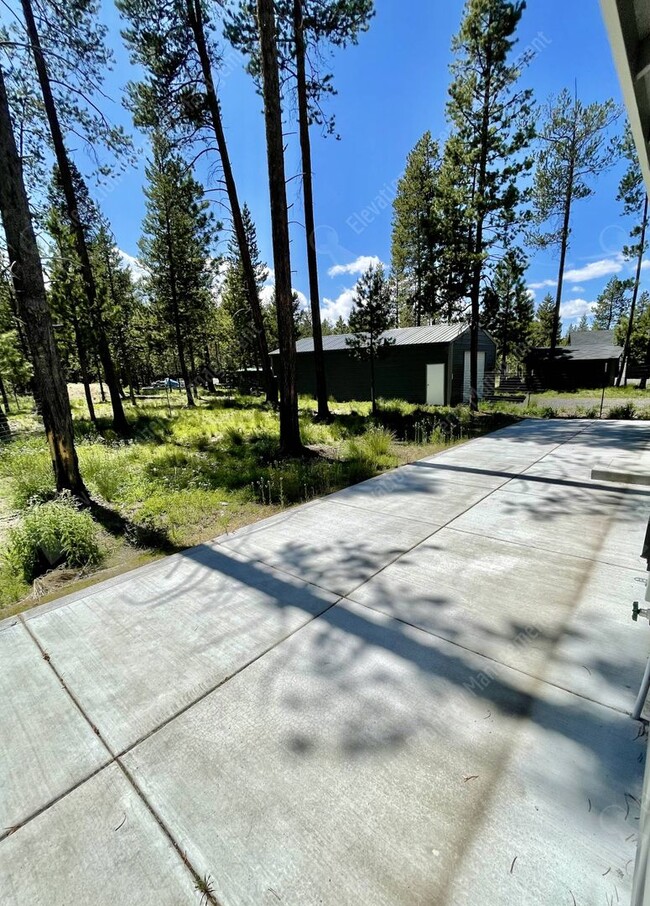 Building Photo - Beautiful home in Sunriver on wooded lot a...