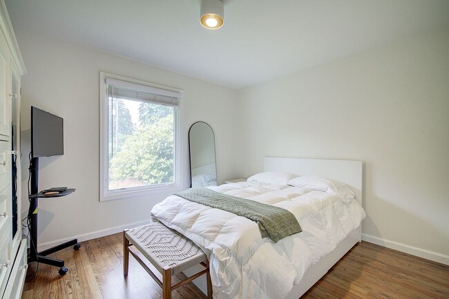 Building Photo - 5bd/2.75ba Mercer Island Home