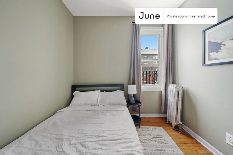 Building Photo - Room in Shared 4 bed/1 bath home