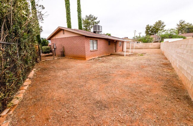 Building Photo - Charming Cul De Sac Home with Fireplace, Central A/C & Garage!