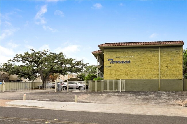 Building Photo - 2302 East Side Dr