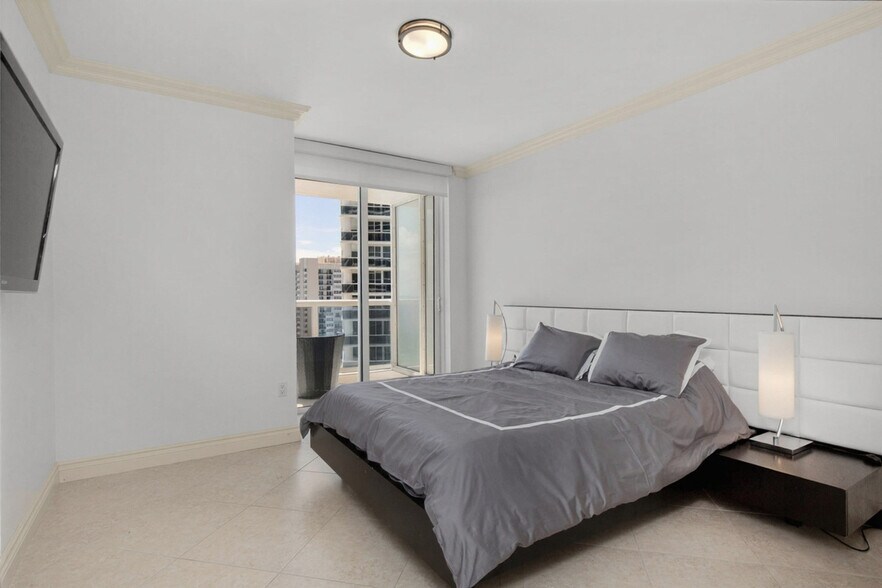 Building Photo - 1830 S Ocean Dr