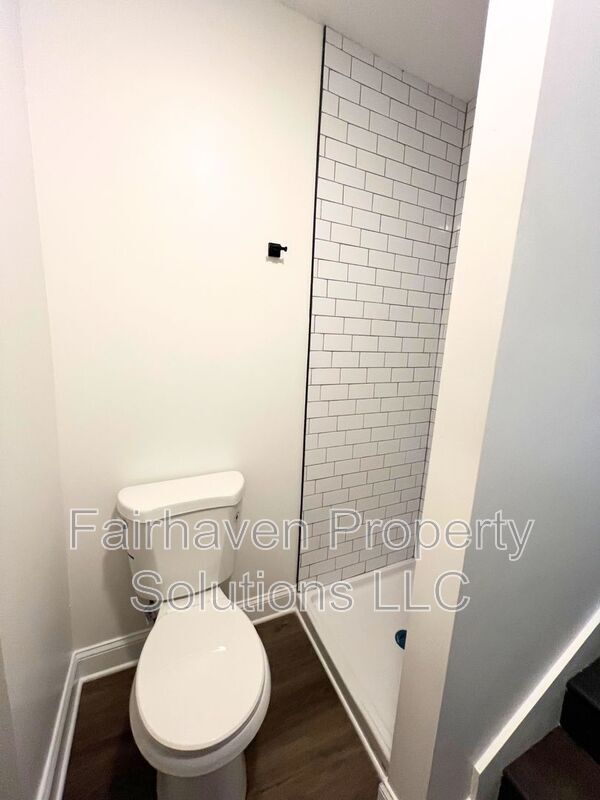 Building Photo - 2827 E 5th Ave