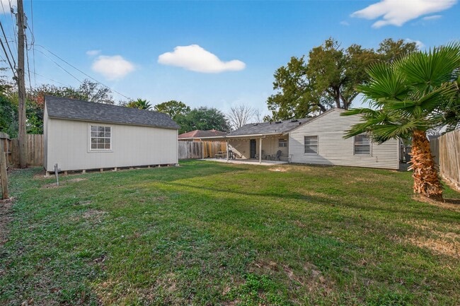 Building Photo - 515 Ogilvie St