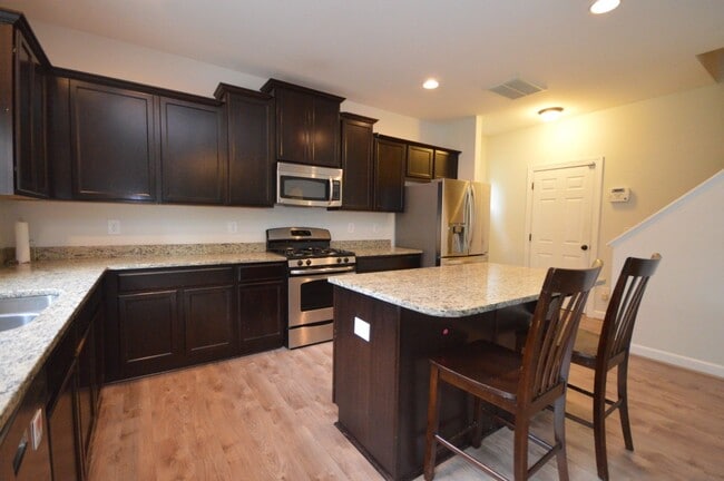 Building Photo - 204 Station Dr