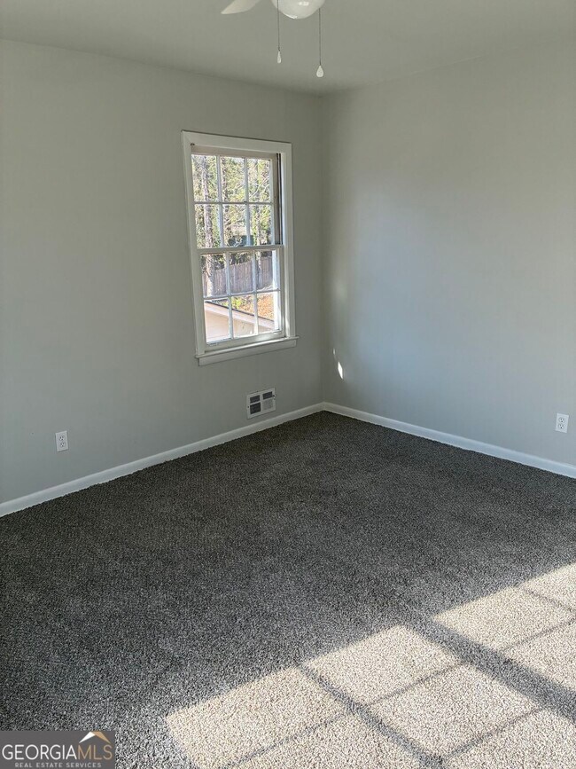 Building Photo - 3992 Maplewood Dr