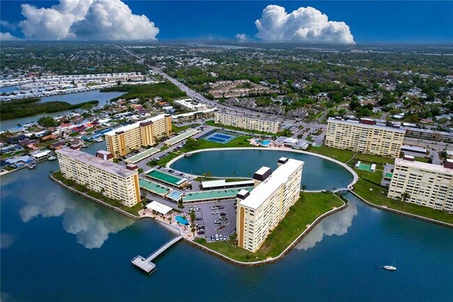 Building Photo - 4650 Cove Cir