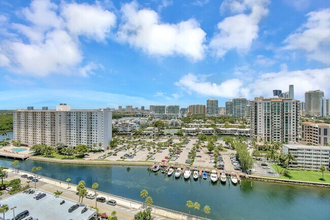 Building Photo - 300 Bayview Dr