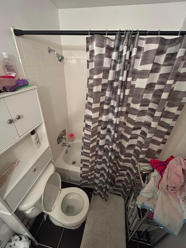 Building Photo - 818 Sandtree Dr