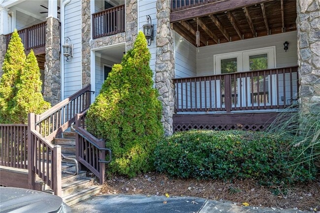 Primary Photo - 402 Madison Ln S E