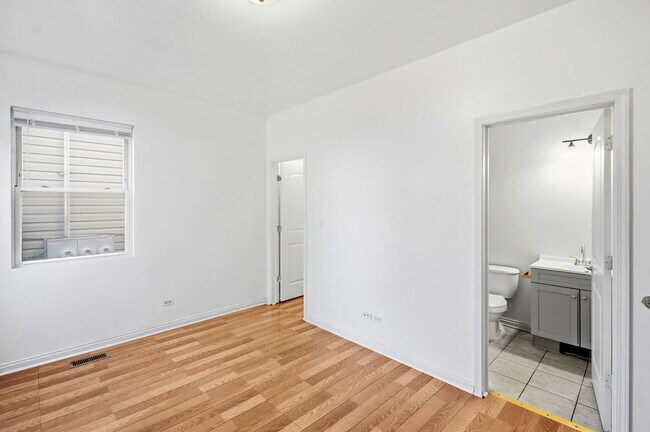 Building Photo - 1342 E 73rd St