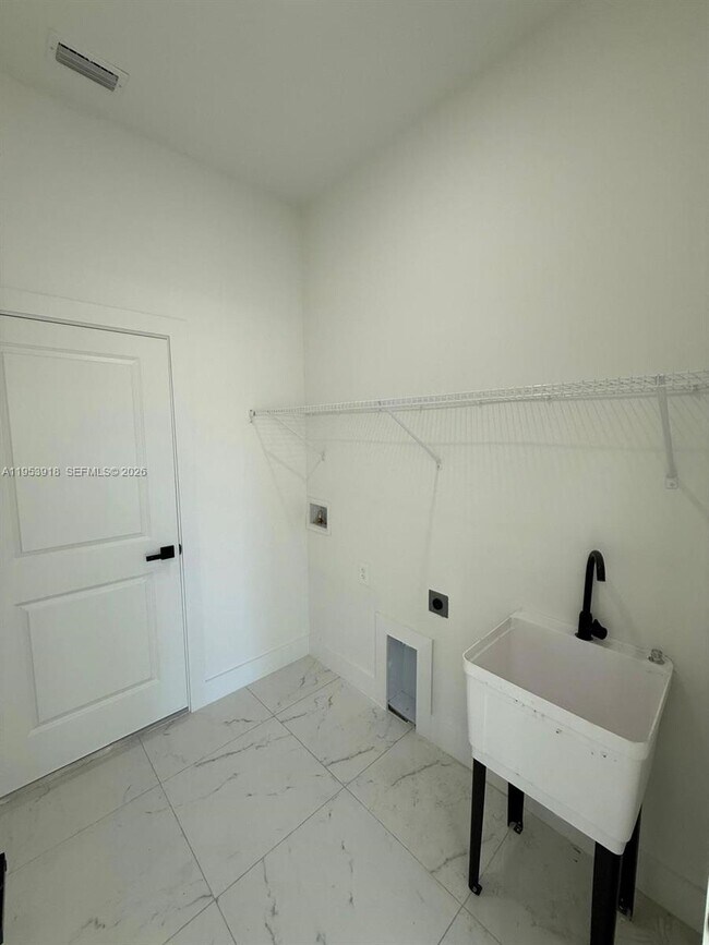 Building Photo - 1121 Florence St E