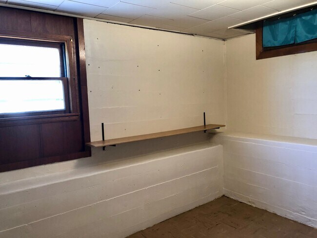 Building Photo - Charming North Hill Home with Beautiful Landscaping and Water Included!