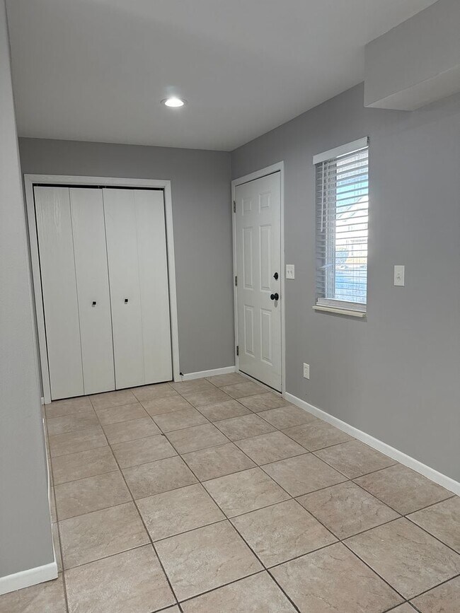 Building Photo - 1051 Minns Dr