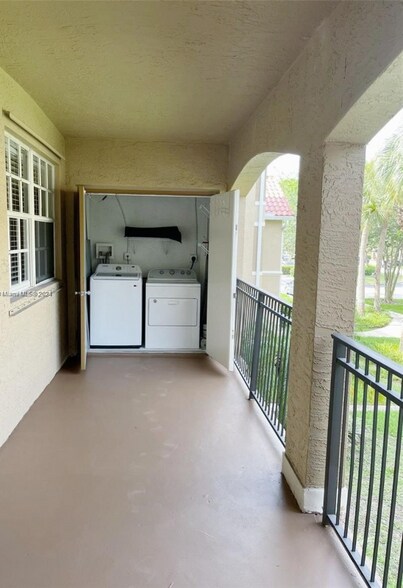 Building Photo - 140 SW 117th Ave