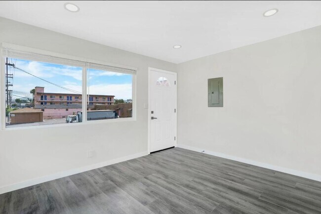 Building Photo - Beautiful Renovated 1 Bed/1 Bath w/yard