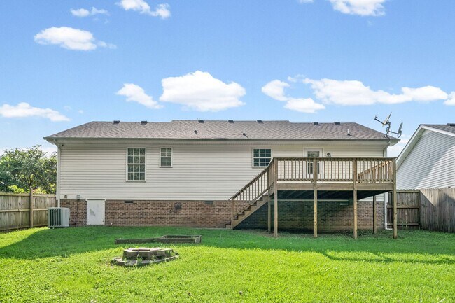 Building Photo - Pet Friendly Three Bedroom!