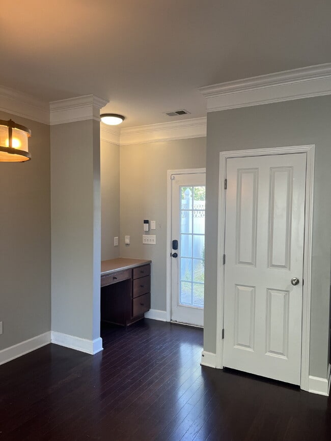 Building Photo - "Charming 2-Bed Townhouse Retreat with 2.5...