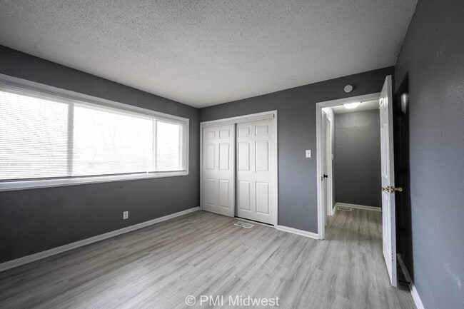 Building Photo - Cozy 2 Bedroom Apartment in Indianapolis with Spacious Layout and Convenient Location
