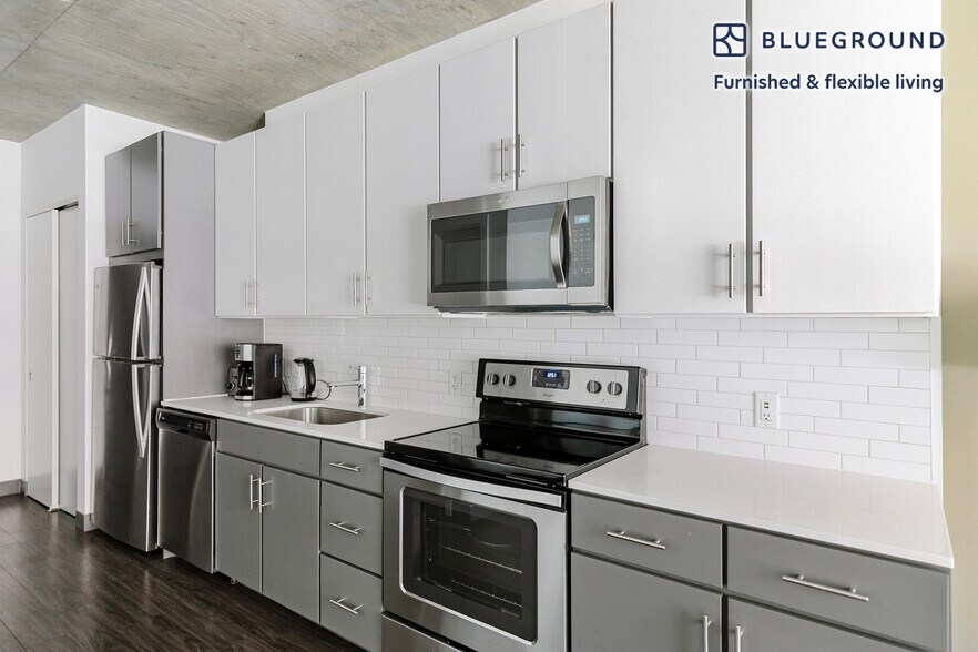 Building Photo - 215 W Lake St