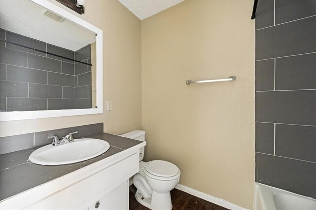 Building Photo - 908 Kirschner Pl