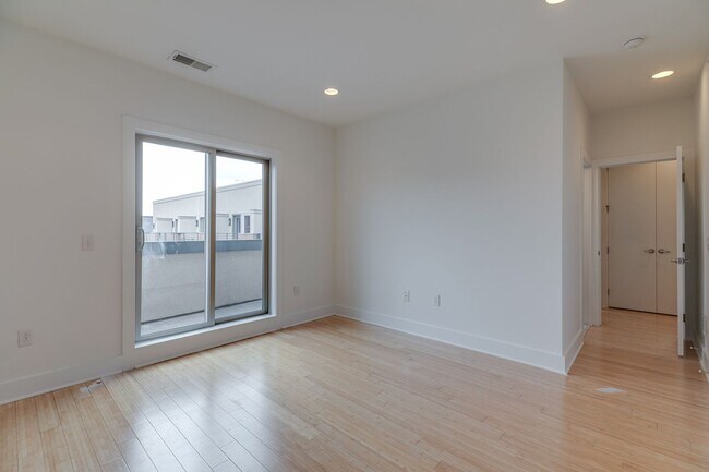 Building Photo - Northern Liberties Townhome with Parking Included