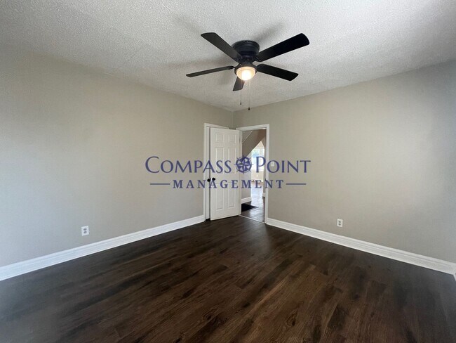 Building Photo - Spacious 3 bedroom and 1 bath house! FIRST...