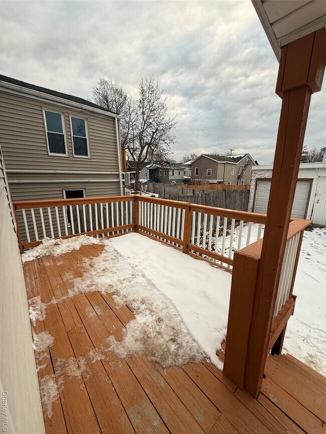 Building Photo - 17 Conklin St