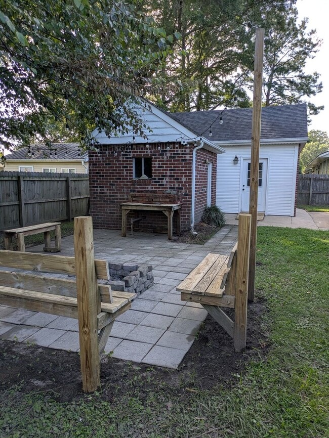 Building Photo - Quaint 3 bedroom/2 bath home