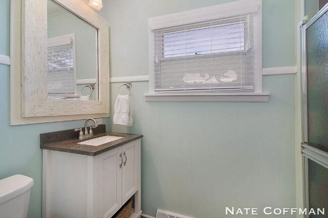 Building Photo - Lakefront 4 bed 2 bath home