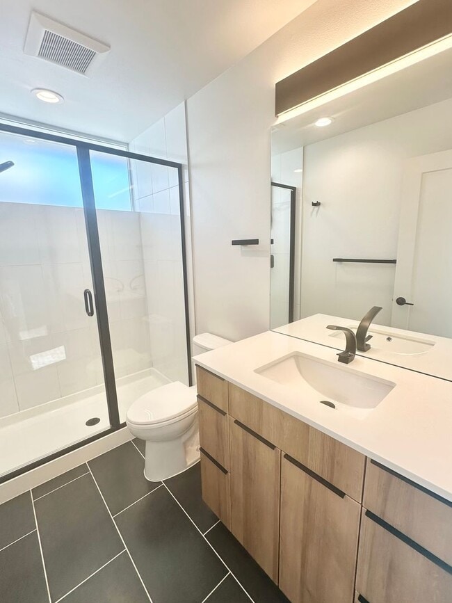 Building Photo - Just listed! Modern 2-bed, 2-bath Townhome...