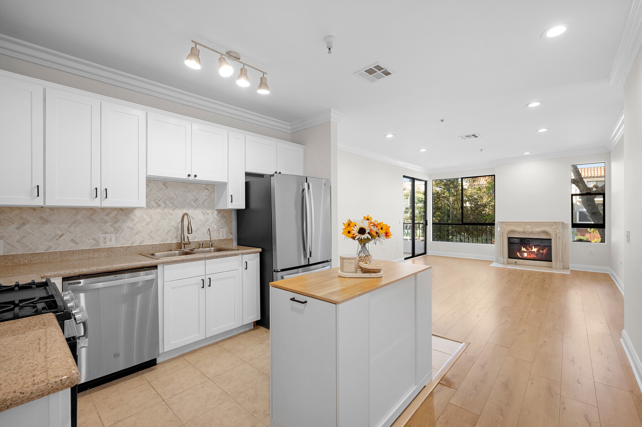 Building Photo - 6938 Laurel Canyon Blvd