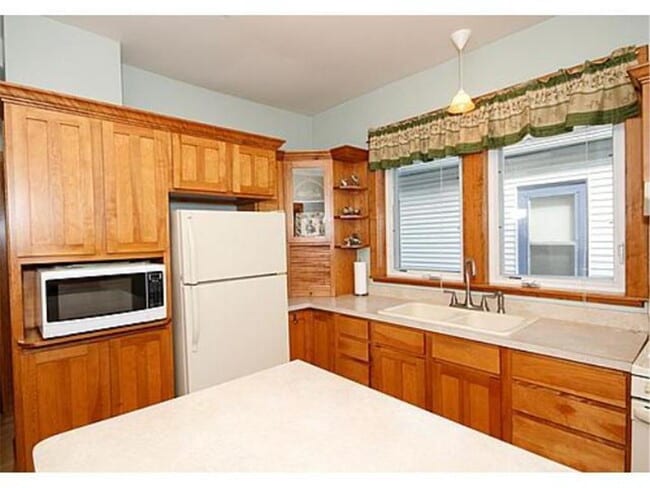 Building Photo - 4 Bedroom 1 Bath Adorable Home in St. Paul