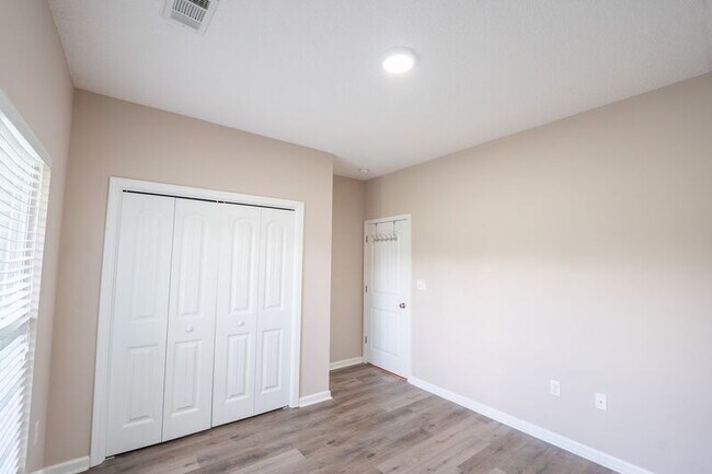 Building Photo - 10 Arbors Cir