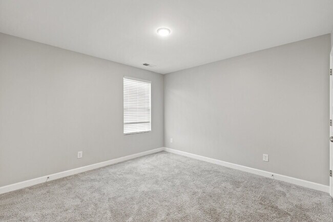 Building Photo - Luxury End-Unit Townhome Near 386 & Long Hollow Pike | Designer Finishes, Prime Location & Mainte...