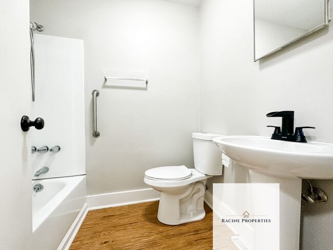 Building Photo - Charming Home in Laurens