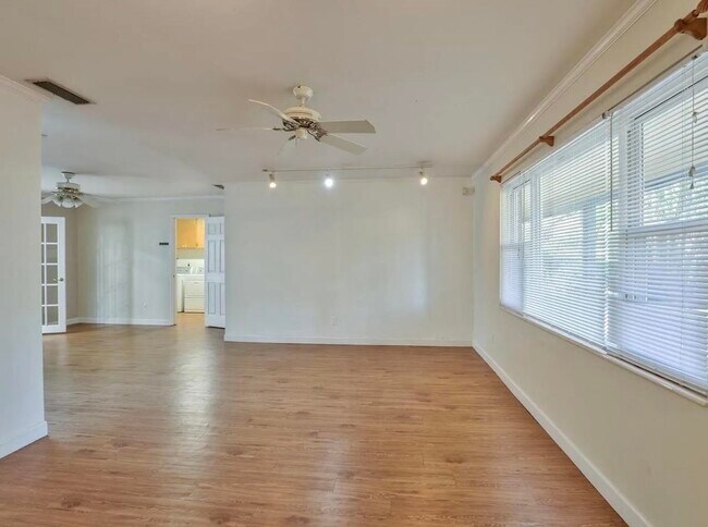 Building Photo - 2093 Greenwood Dr
