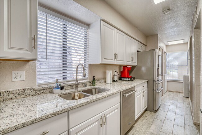 Building Photo - 311 Zenith Dr